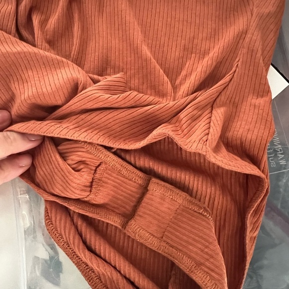 NWT AVEC LES FILLES Ribbed Key Hole One Piece Bodysuit in Lava Rock Sz M - Picture 4 of 5